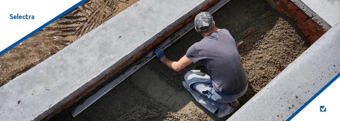 Hidroizolația fundației — membrană bituminoasă cu sudură pe perete îngropat de beton armat