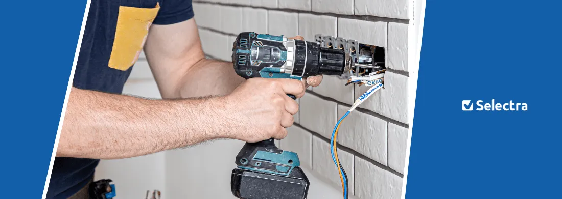 Instalator electric montează prize - economisi.ro