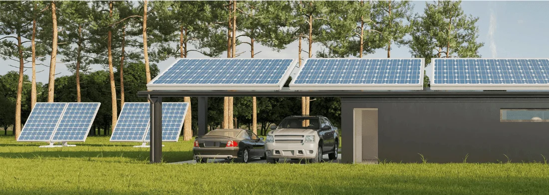 Casă prosumator cu panouri fotovoltaice pe acoperiș și la sol