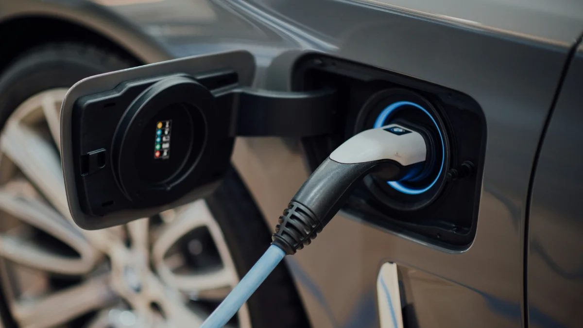 Stație de încărcare electrică conectată la o mașină